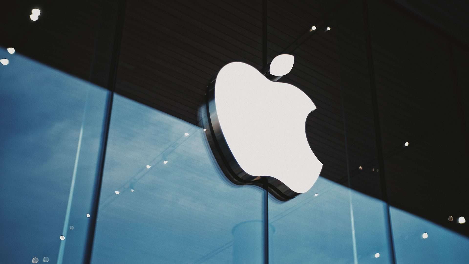 image showing the apple logo - for header image of apple affiliate program post on bloggingtips.com